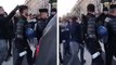 Un gendarme se fait voler son calot par un manifestant