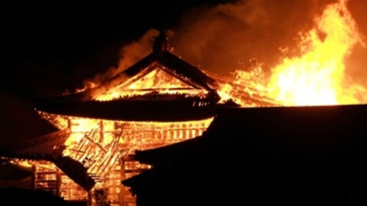 Arde castillo japonés Shuri de Okinawa declarado patrimonio de la humanidad