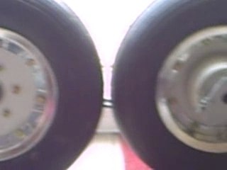 Roulette de queue et roues complètes monté