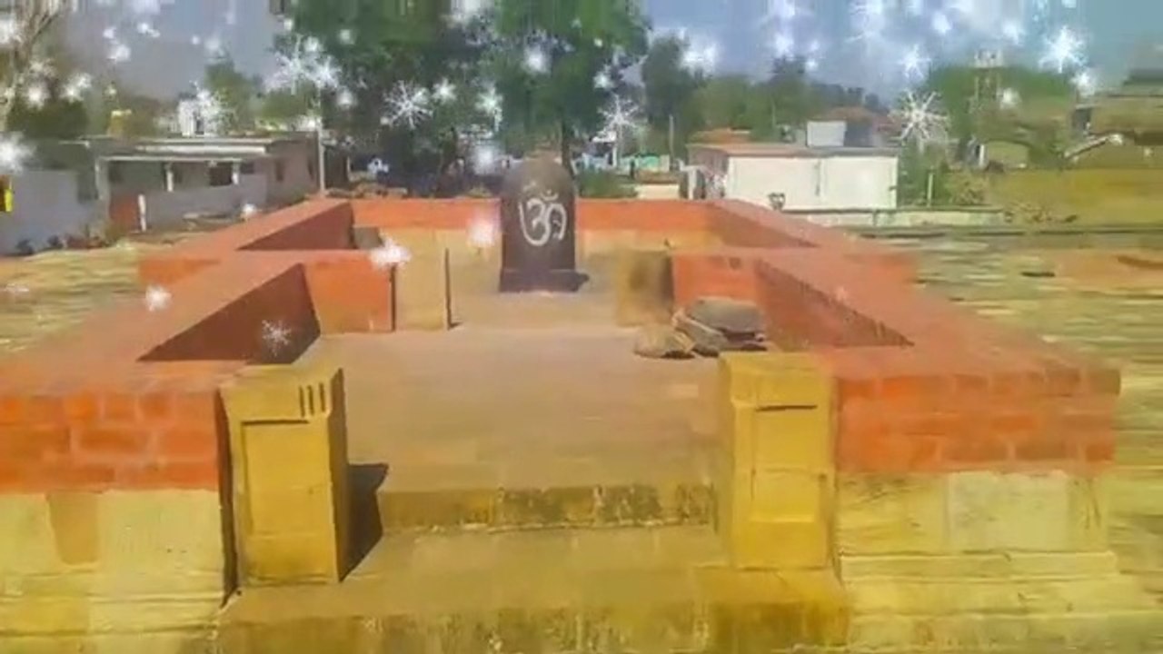 जमीन के अंदर था ! ,खुदाई के बाद निकला था । ( 360 X 640 )