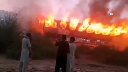 - Pakistan'da bir yolcu treninde çıkan yangında 62 kişi hayatını kaybetti.