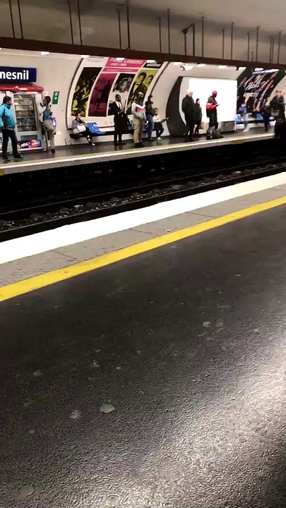 Tải video: Un jeune homme court sur la voie du métro pour éviter de se faire attraper par les contrôleurs à Paris