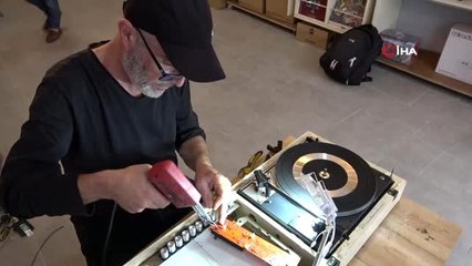 Nostaljik müzik aletlerini tamir ediyor