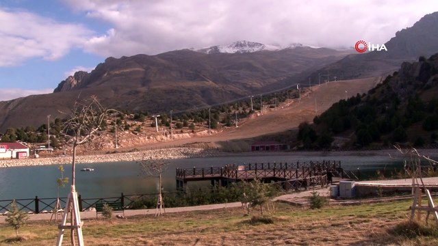 Ergan Dağı'nın yüksek kesimlerine kar yağdı