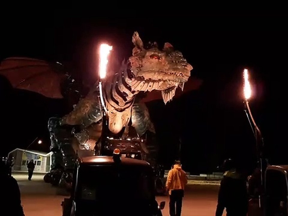 Le Dragon des mers arrive à Calais