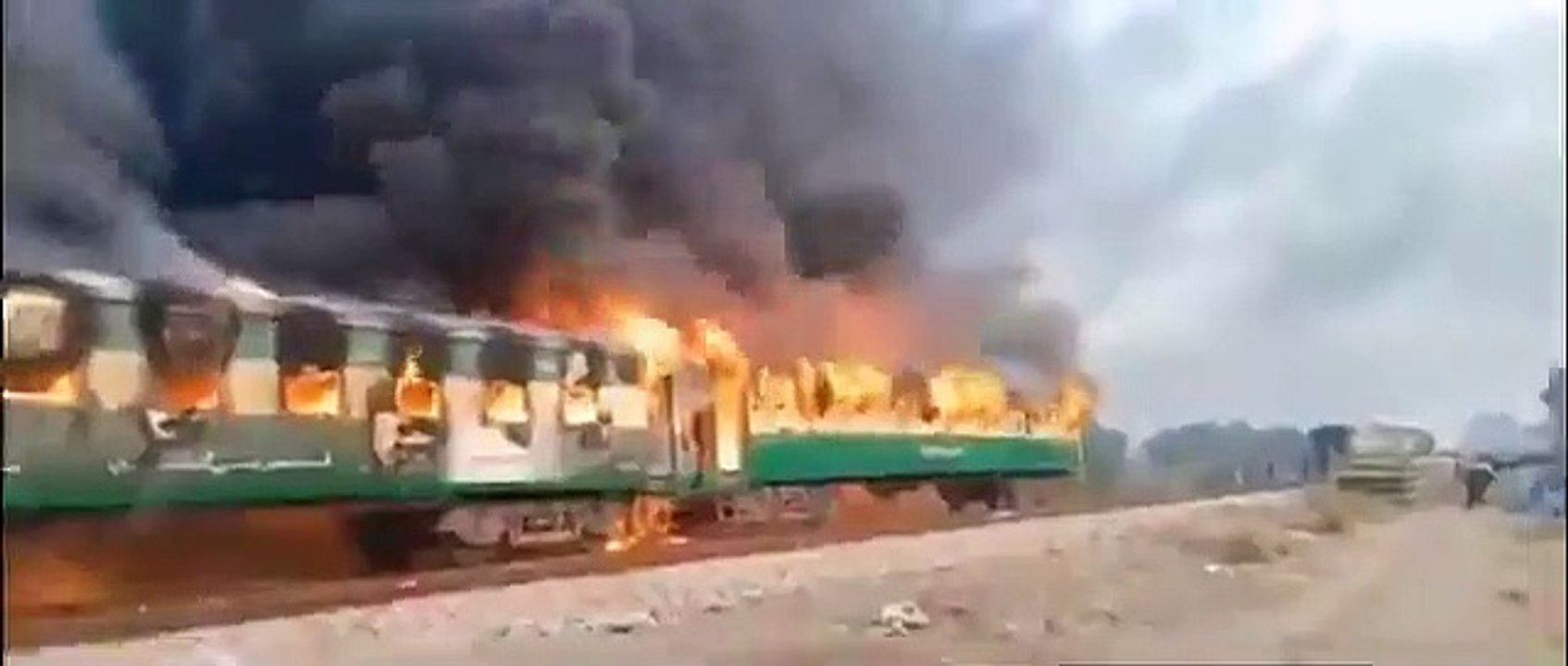 पाकिस्तान: कराची-रावलपिंडी तेजगाम एक्सप्रेस में लगी आग, 65 लोगों की मौत, कई लोग घायल #Pakistan