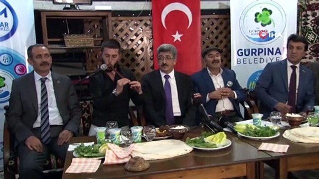 - Van’da asırlık ‘dengbejlik’ kültürü yeniden yaşatılıyor- Van Valisi ve Büyükşehir Belediye Başkan Vekili Mehmet Emin Bilmez;- “El ele vereceğiz, bu bölgede kardeşliğin ve huzurun sesini gür bir şekilde çıkaracağız”