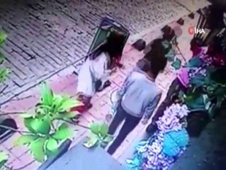 Beyoğlu'nda yabancı uyruklu kadına kapkaç