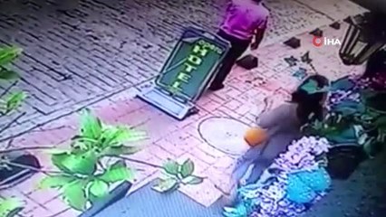 Beyoğlu'nda yabancı uyruklu kadına kapkaç kamerada