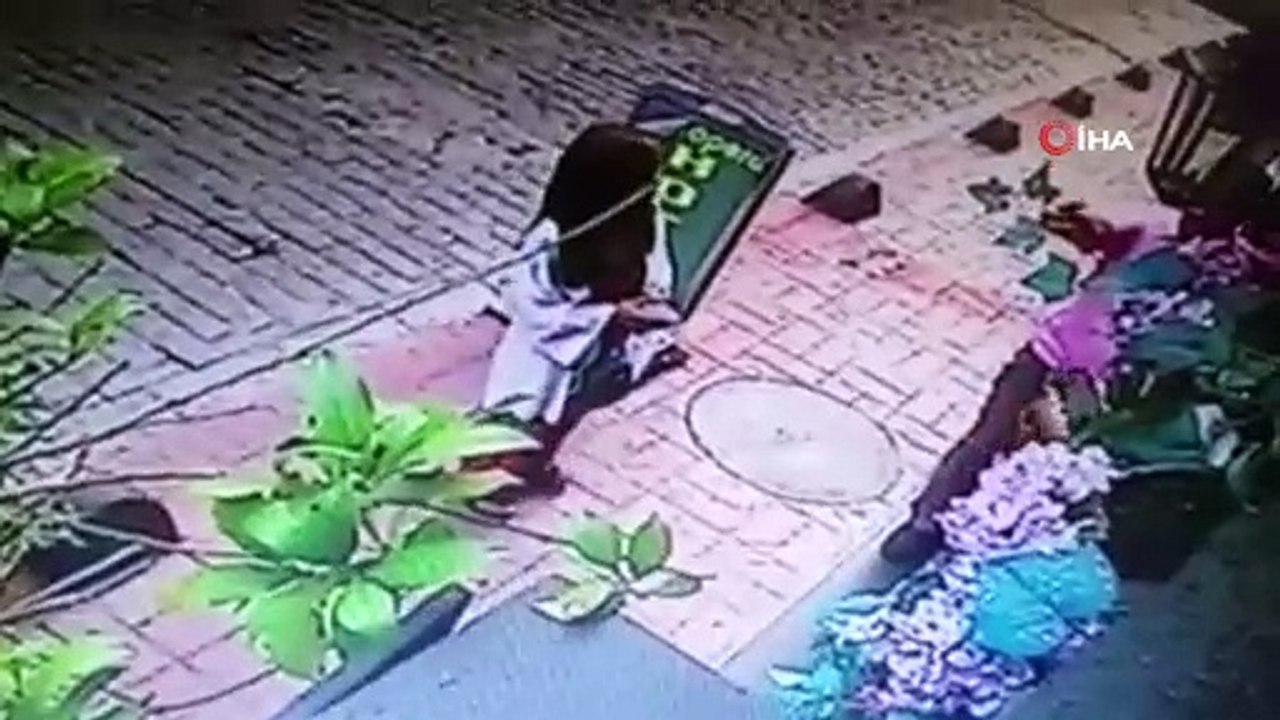 Beyoğlu’nda yabancı uyruklu kadına kapkaç kamerada