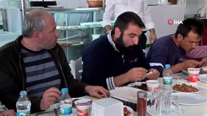 25 porsiyon döneri yemek için yarıştılar