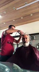 Kanser hastası arkadaşı için saçlarını kestirdi