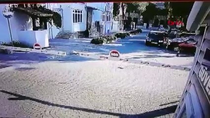 Aracının kaputuna atlayan polisle 2 km yol gitti