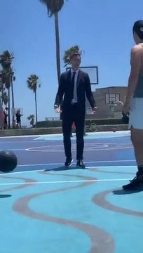 Basket-Ball - Suit and Tie Steve Nash plays pick-up ball in Venice Beach