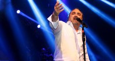 Şarkıcı Volkan Konak, konserinde anne ve babasının cinsel hayatını anlattı