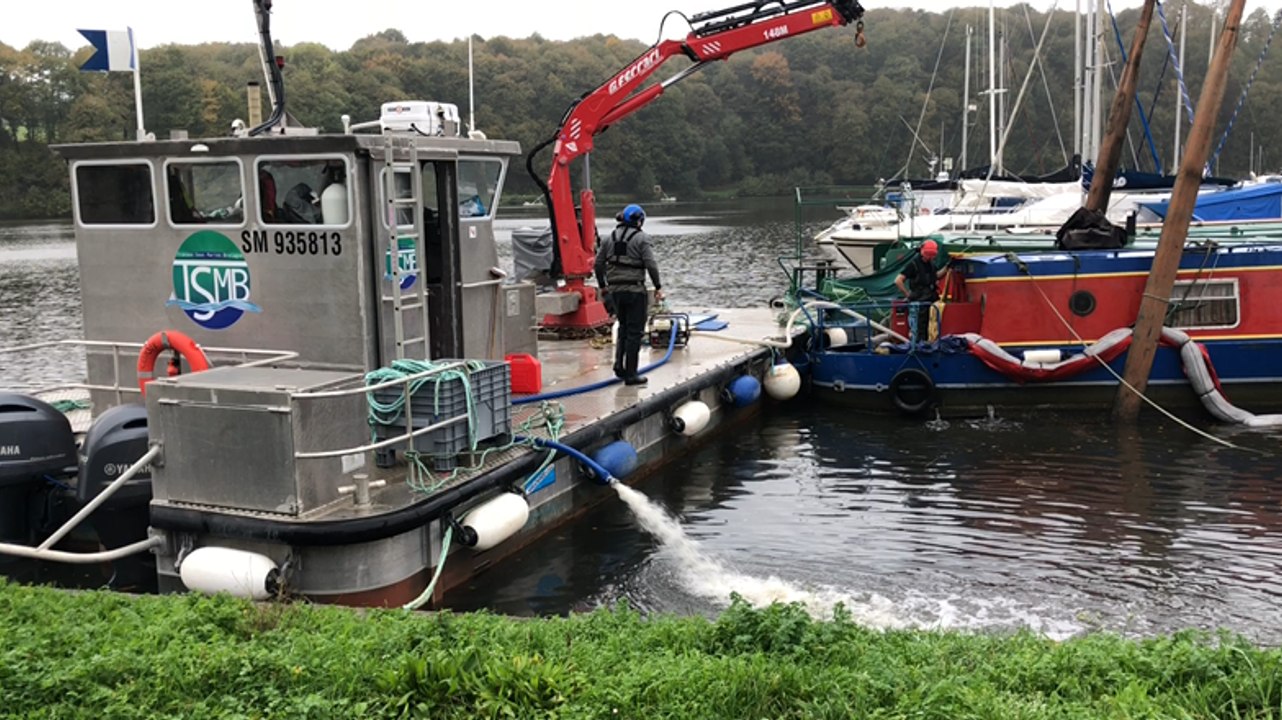 La péniche s’élève au dessus du port du Lyvet