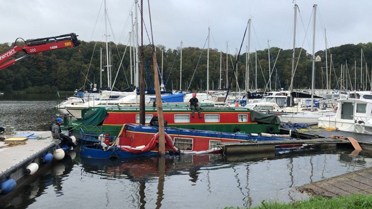 Un dispositif d’envergure mis en place pour sortir la péniche du port du Lyvet