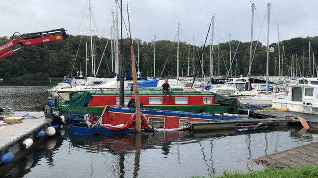 Un dispositif d’envergure mis en place pour sortir la péniche du port du Lyvet