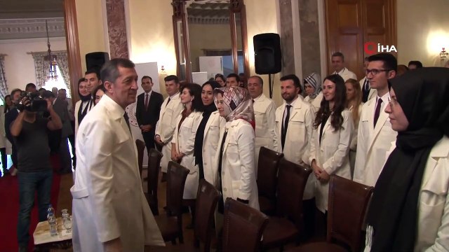 Milli Eğitim Bakanı Ziya Selçuk, yeni tasarlanan öğretmen önlüklerinin tanıtım programına katıldı