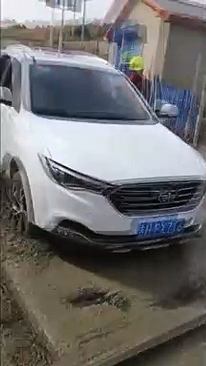 Il roule sur une route de ciment toute fraiche ! Et laisse une énorme trace dans le béton...