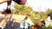 Trampoline du toit de la maison : il fait des sauts impressionnants !