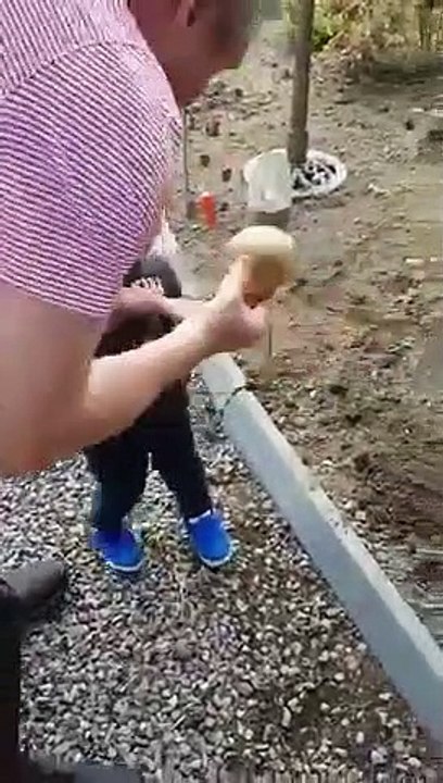 Tour de magie de papy : cette patate se transforme en paquet de chips !