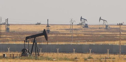 Bi petrol kokusu alıyorum sanki evet evet bi petrol kokusu alıyorum