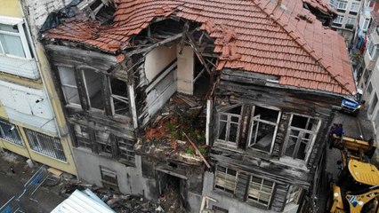 Üsküdar'da çöken eski bina havadan görüntülendi