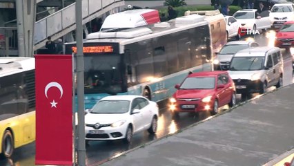 İstanbul’da yağmur trafiği felç etti