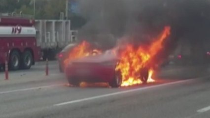 교차로 서 있던 차량 화재...인명피해 없어 / YTN