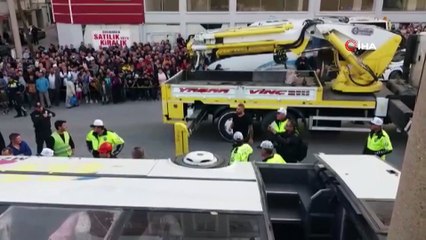 İşçileri taşıyan servis aracı devrildi: Çok sayıda yaralı var