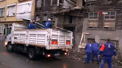Üsküdar’da eski binada kısmi çökme