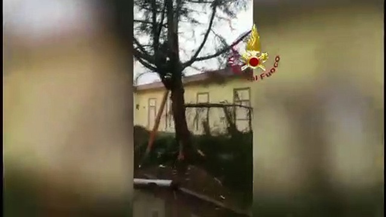 Abbasanta (CA) - Maltempo, momenti di paura, fulmine cade in un giardino (31.10.19)