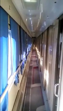 Les ombres des fenetres dans ce couloir de train en marche sont hypnotisantes