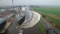 Un navire de 7200 tonnes est mis à l'eau... raz de marée