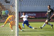 حارس مرمى يتسبب في هدف كوميدي بعد احتفاله مع فريقه بهدف وهمي