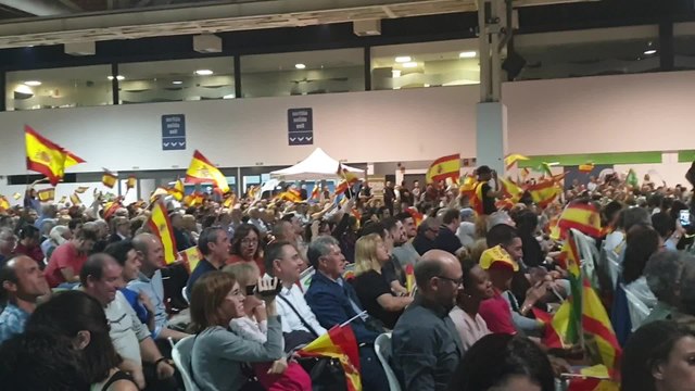 Gritos de Puigdemont a prisión en el acto de L'Hospitalet