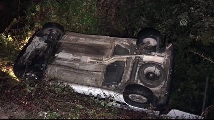 Kaza yapan aracın dereye düşmesine ağaçlar engel oldu