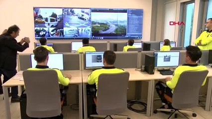 Polis yaka kamerasıyla araçları takip ediyor