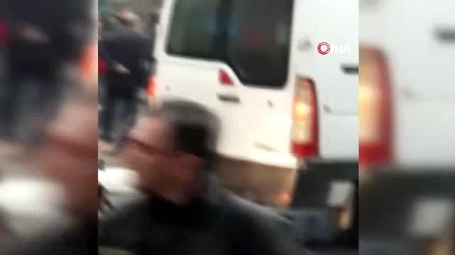 Pendik'te faciadan dönüldü, İETT otobüsü ağaca çarparak durdu