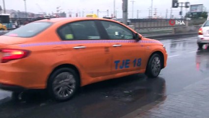 İstanbul'da Şemsiyeleri ile Evden Çıkan Vatandaşlar Yağmurdan Korunmaya Çalıştı