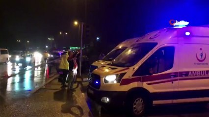 Kayganlaşan yolda trafik lambalarına çarparak durabildi