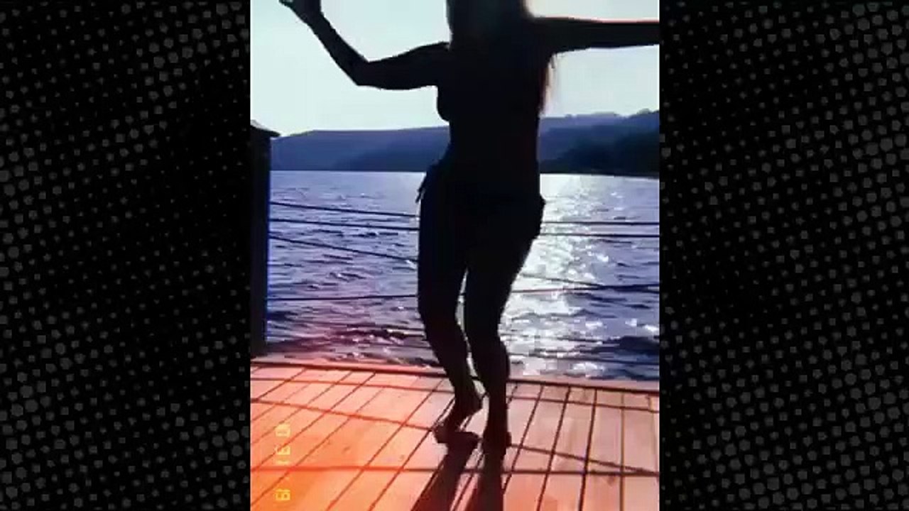 Yonca Evcimik'ten bikinili dans şov ! Ezhel'in şarkısıyla coştu