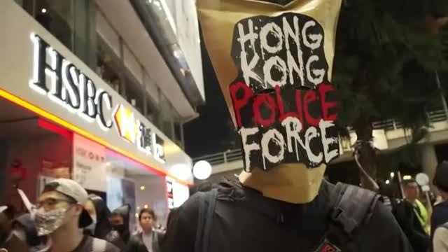 Los manifestantes de Hong-Kong se saltan la ley anti máscaras por Halloween