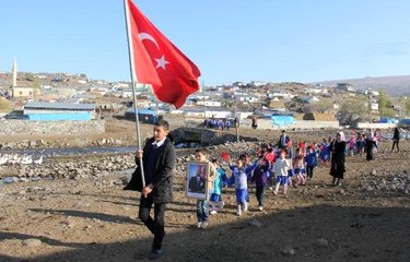 Bu fotoğraf çok konuşulmuştu! İşte o bayrağın öyküsü