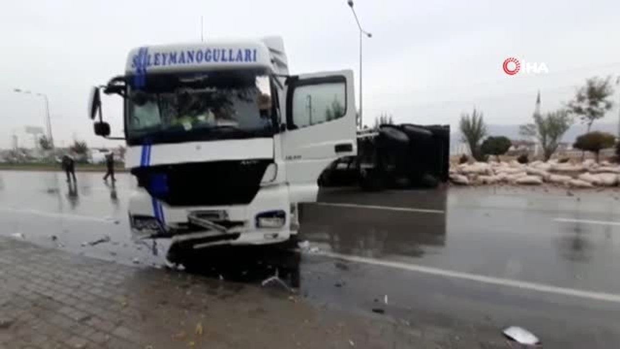 Patates yüklü tır devrildi, karayolu patates tarlasına döndü