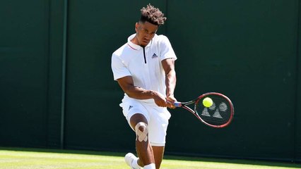 Descalifican a este tenista por lanzar la raqueta y golpear a un juez de línea