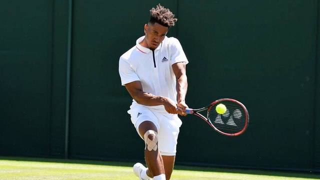 Descalifican a este tenista por lanzar la raqueta y golpear a un juez de línea