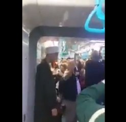 Cübbeli kişilerin olduğu metroda Onuncu Yıl Marşı söylendi.