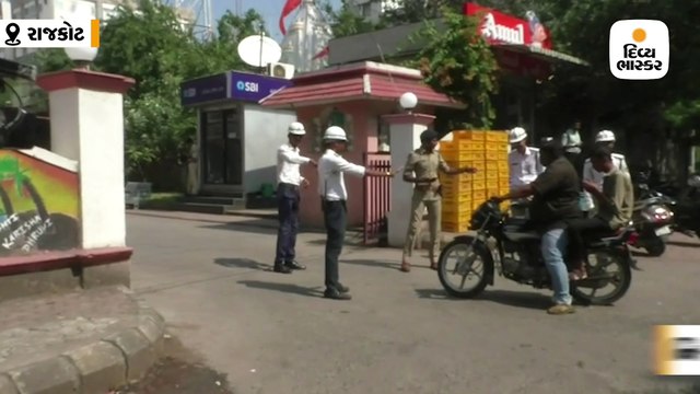 રાજકોટમાં પોલીસ કમિશનર કચેરીએ હેલ્મેટ ન પહેરનાર પોલીસ કર્મીને દંડ ફટકાર્યો